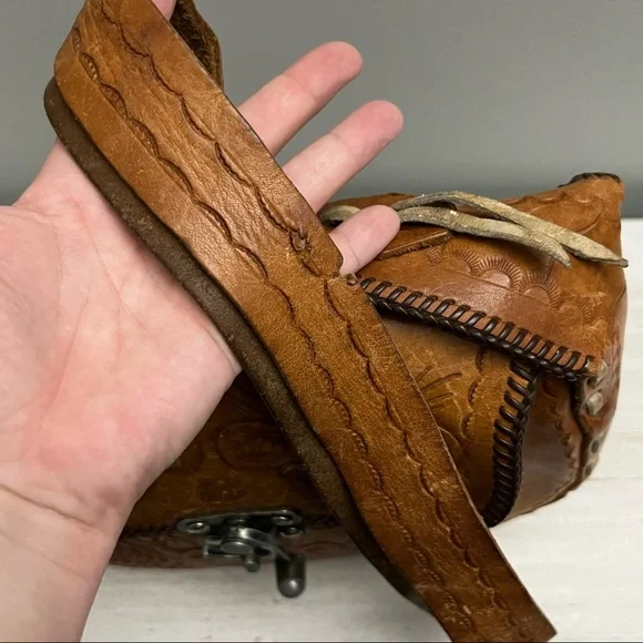 Vintage 70s 80s Hand Tooled Buckstitched Leather Shoulder Saddle Bag - Picture 12 of 16